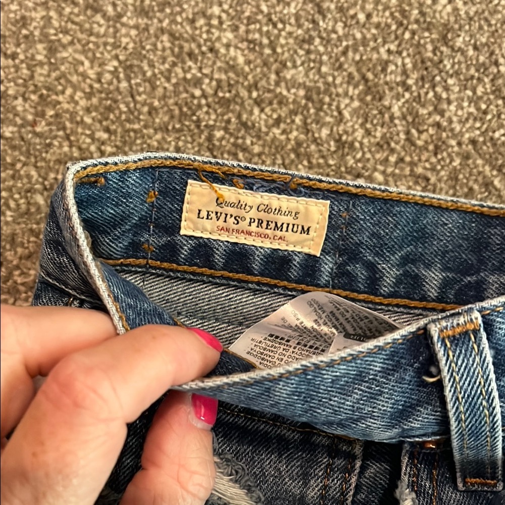 Levis -Distressed Women's Shorts - Picture 3 of 5
